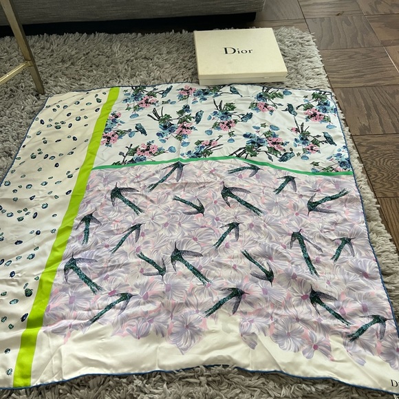 DIOR silk scarf NWOT comes with authentic box gorgeous colors - Picture 4 of 10